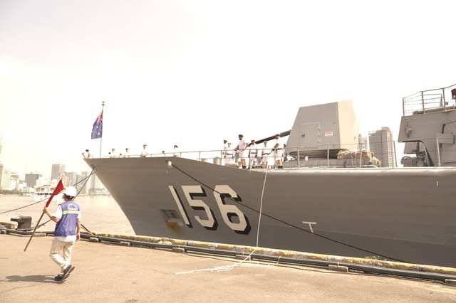 Tàu HMAS Toowoomba ‘tái ngộ’ cảng Sài Gòn - Ảnh 1.