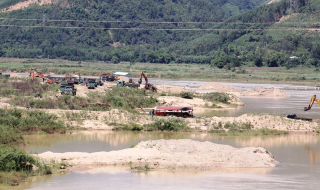 Công an Quảng Nam điều tra hàng loạt sai phạm tại mỏ cát Ngọc Kinh Đông - Ảnh 2.