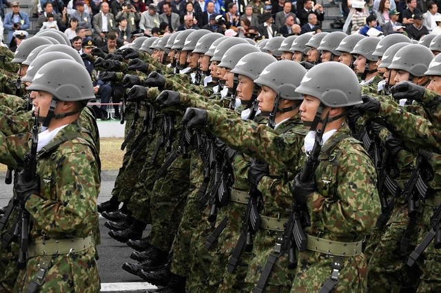 Vì sao Lực lượng Phòng vệ Nhật Bản có nguy cơ suy yếu? - Ảnh 1.