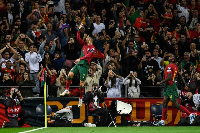 Ronaldo nâng cao kỷ lục giúp Bồ Đào Nha giành vé dự EURO 2024 - Ảnh 1.