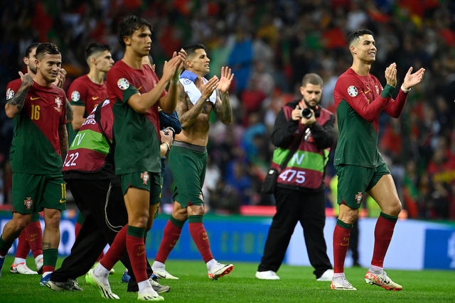 Ronaldo nâng cao kỷ lục giúp Bồ Đào Nha giành vé dự EURO 2024 - Ảnh 2.