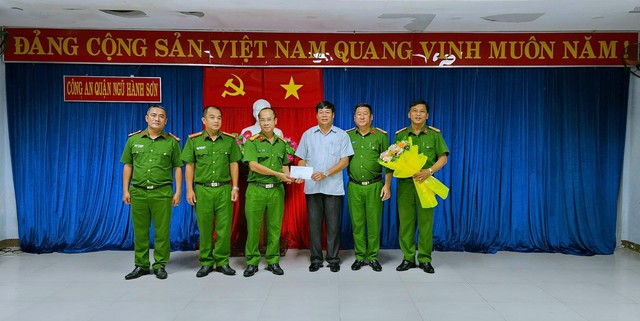 Thưởng nóng vụ bắt nhóm côn đồ chém người vì mâu thuẫn nợ nần - Ảnh 1. Thưởng nóng vụ bắt nhóm côn đồ chém người vì mâu thuẫn nợ nần - Ảnh 1.