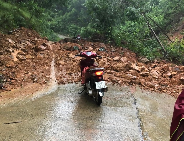 Hà Tĩnh: Nhiều tuyến đường dân sinh bị chia cắt do mưa lớn - Ảnh 2.