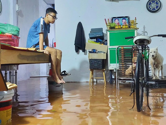 Đà Nẵng: Người dân khổ sở 'chạy lụt' giữa phố từ mờ sáng đến chiều tối   - Ảnh 1.