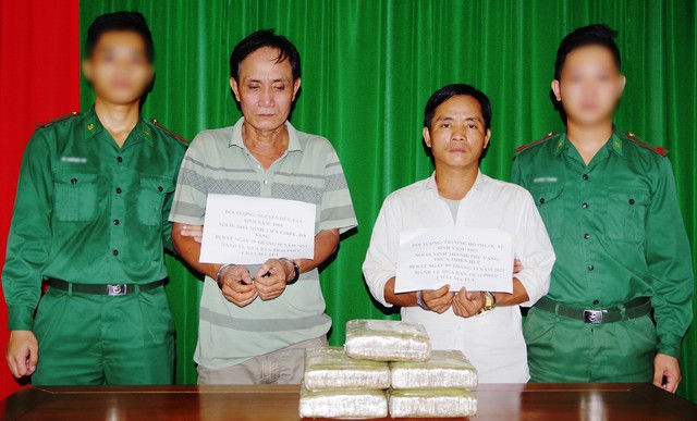 Mua 5 bánh cần sa ở Lào đưa về Việt Nam, bị phát hiện tại cửa khẩu  - Ảnh 1.