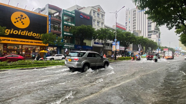 Đà Nẵng: Đường biến thành 'sông' sau mưa lớn, người dân khổ sở di chuyển về nhà  - Ảnh 1.