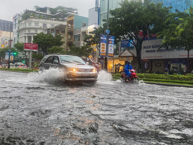 Đà Nẵng: Đường biến thành 'sông' sau mưa lớn, người dân khổ sở di chuyển về nhà  - Ảnh 9.