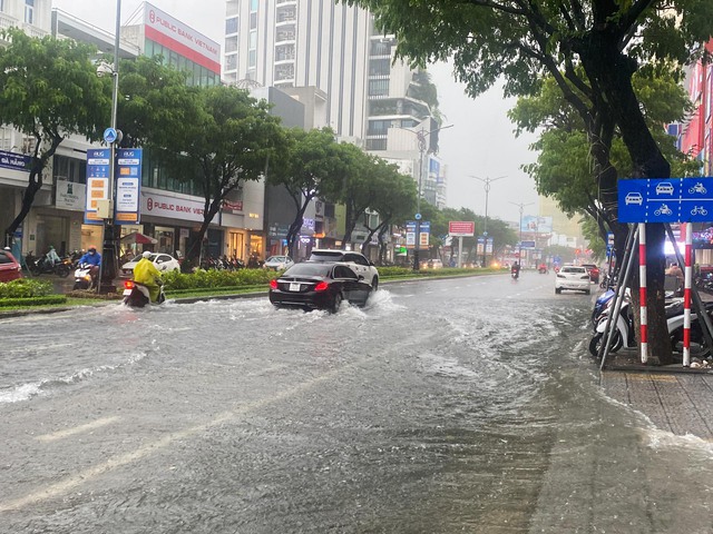 Đà Nẵng: Đường biến thành 'sông' sau mưa lớn, người dân khổ sở di chuyển về nhà  - Ảnh 5.