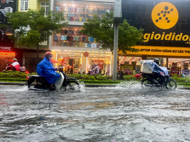 Đà Nẵng: Đường biến thành 'sông' sau mưa lớn, người dân khổ sở di chuyển về nhà  - Ảnh 4.