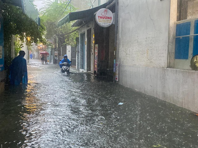 Đà Nẵng: Đường biến thành 'sông' sau mưa lớn, người dân khổ sở di chuyển về nhà  - Ảnh 7.