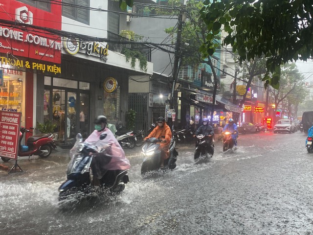 Đà Nẵng: Đường biến thành 'sông' sau mưa lớn, người dân khổ sở di chuyển về nhà  - Ảnh 2.