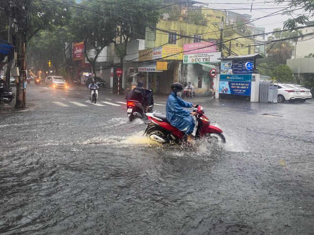 Đà Nẵng: Đường biến thành 'sông' sau mưa lớn, người dân khổ sở di chuyển về nhà  - Ảnh 6.