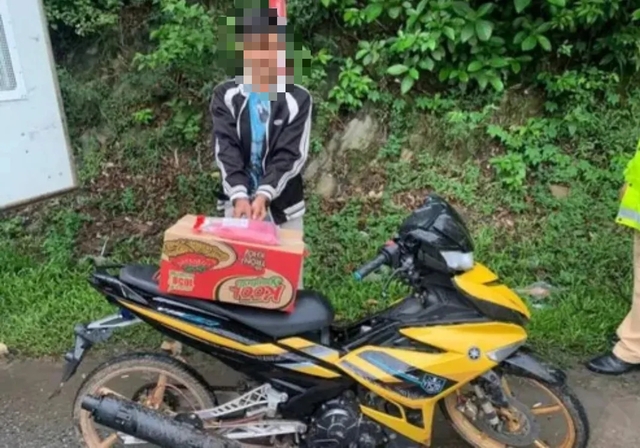 Hai thiếu niên Lào điều khiển xe không biển số vào VN cùng 12.000 viên ma túy - Ảnh 1.