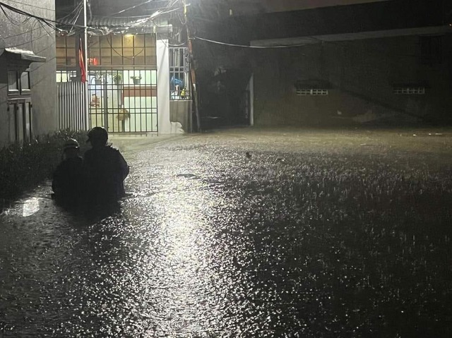 Đà Nẵng: Người dân khổ sở 'chạy lụt' giữa phố từ mờ sáng đến chiều tối   - Ảnh 7.