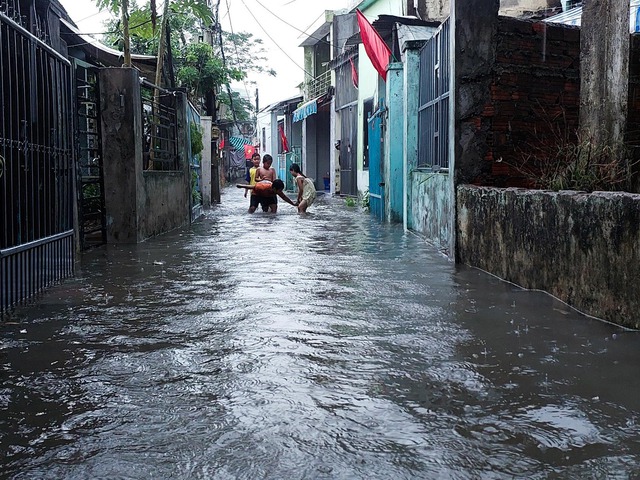 Đà Nẵng: Người dân khổ sở 'chạy lụt' giữa phố từ mờ sáng đến chiều tối   - Ảnh 5.