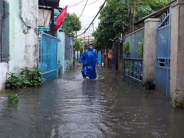 Đà Nẵng: Người dân khổ sở 'chạy lụt' giữa phố từ mờ sáng đến chiều tối   - Ảnh 2.