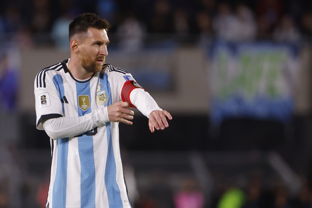 Tranh cãi vụ Messi bị đồng đội cũ ở Barcelona nhổ nước bọt - Ảnh 3.