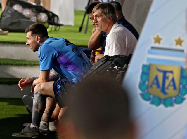 Vì sao Messi ngồi dự bị trong trận đội tuyển Argentina thắng Paraguay? - Ảnh 2.