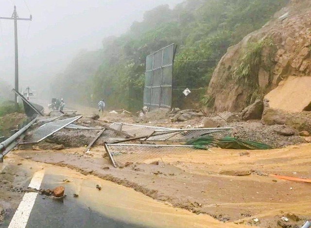 Sạt lở nghiêm trọng tại đèo Hải Vân: Cấm các phương tiện lưu thông qua đèo - Ảnh 1. Sạt lở nghiêm trọng tại đèo Hải Vân: Cấm các phương tiện lưu thông qua đèo - Ảnh 1.
