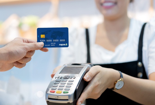 Thanh toán thẻ tín dụng NAPAS không tiếp xúc trên POS tại các cửa hàng. Ảnh: Quỳnh Anh