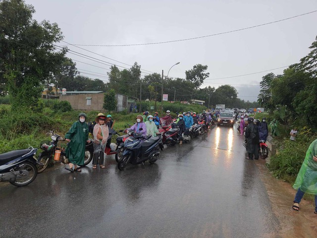 Kon Tum: Mưa lớn khiến đường ngập sâu, giao thông ách tắc - Ảnh 2.