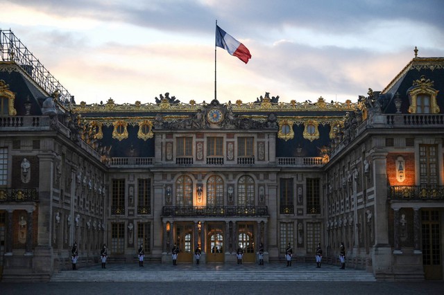 Pháp sơ tán bảo tàng Louvre, cung điện Versailles sau khi bị dọa đánh bom - Ảnh 1.
