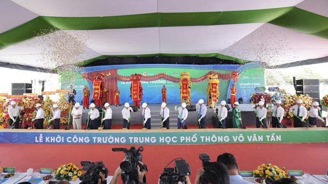 Các đại biểu tham dự lễ khởi công Trường THPT Võ Văn Tần