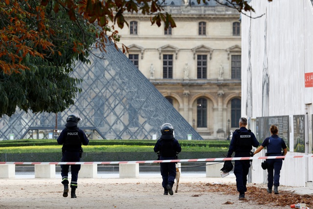 Pháp sơ tán bảo tàng Louvre, cung điện Versailles sau khi bị dọa đánh bom - Ảnh 2.