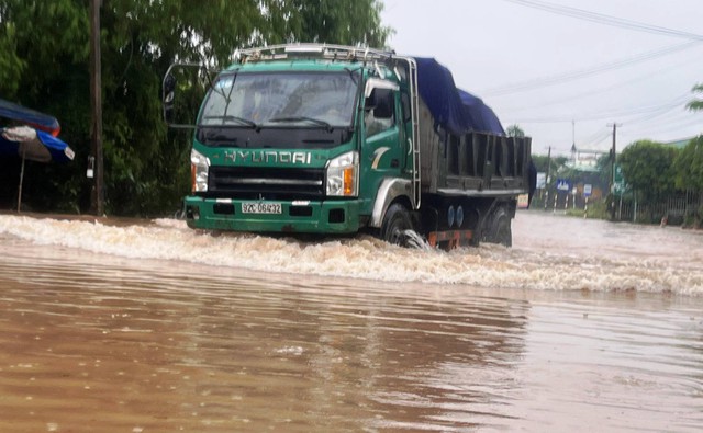 Mưa lũ miền Trung: Cận cảnh sạt lở, ngập sâu cục bộ nhiều nơi ở Quảng Nam - Ảnh 5.