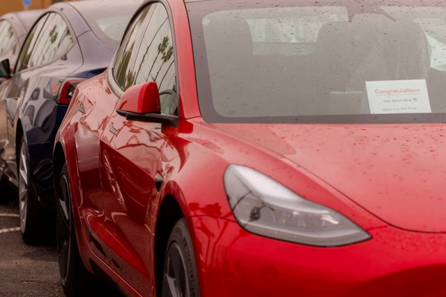 Lãnh án tù vì bày đủ trò lừa chiếm 5 ô tô mới cóng từ Tesla - Ảnh 1.
