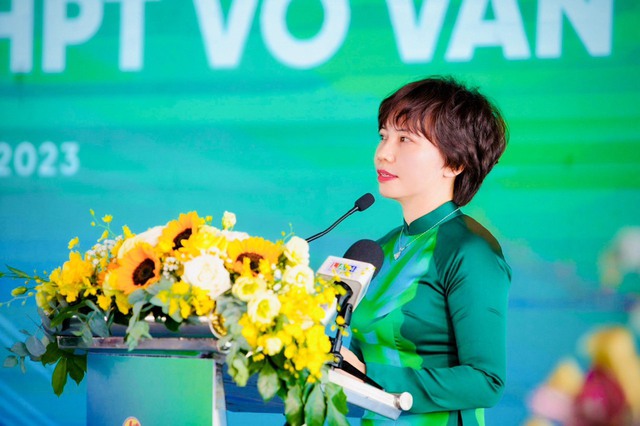 Bà Phạm Thị Nhung, Phó Tổng Giám Đốc VPBank phát biểu tại sự kiện khởi công xây dựng Trường THPT Võ Văn Tần
