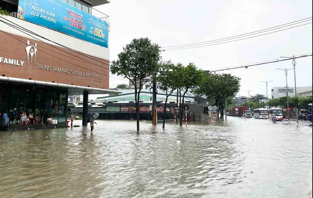 Miền Trung di dân khỏi vùng ngập lụt, sạt lở - Ảnh 4.