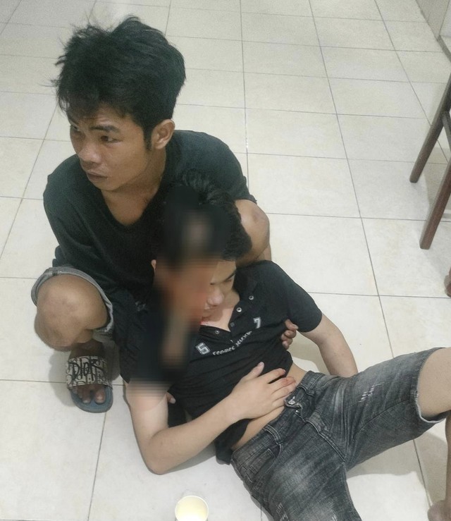 Ninh Thuận: Bắt giữ đối tượng dùng búa đóng đinh đánh dính vào đầu nạn nhân - Ảnh 3.