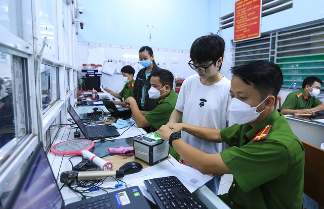 Người dân làm thủ tục hành chính tại Công an Q.Bình Tân, TP.HCM