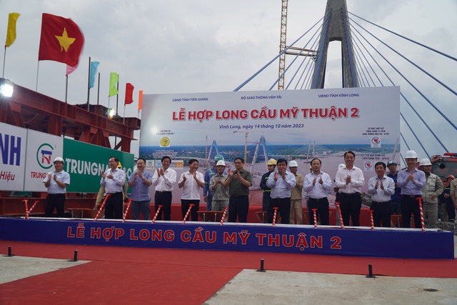 Thủ tướng Phạm Minh Chính dự lễ hợp long cầu Mỹ Thuận 2 - Ảnh 1.