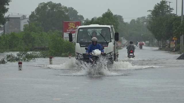 Mưa lũ ngày 14.10: Quảng Trị lụt vùng thấp trũng, Quảng Bình miền núi bị chia cắt - Ảnh 1.