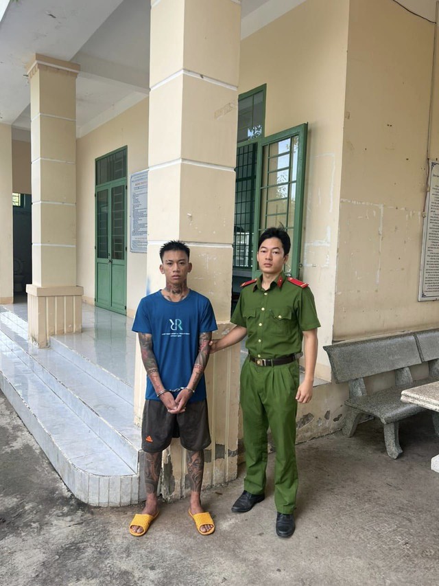 Ninh Thuận: Bắt giữ đối tượng dùng búa đóng đinh đánh dính vào đầu nạn nhân - Ảnh 1.