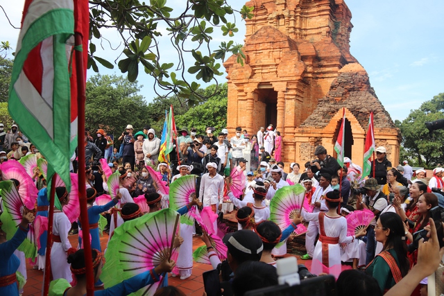 Bình Thuận: Tưng bừng lễ hội Ka Tê bên tháp Chăm cổ Pô Sah  Inư - Ảnh 8.
