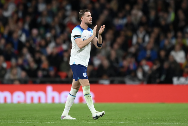 HLV Southgate bị sốc khi CĐV đội tuyển Anh la ó thủ quân Jordan Henderson - Ảnh 1.