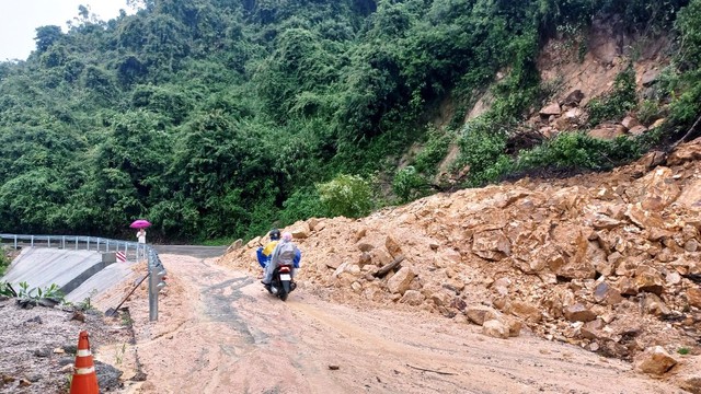 Mưa lũ miền Trung: Nhiều địa phương ở Quảng Nam xảy ra sạt lở, ngập cục bộ - Ảnh 1.