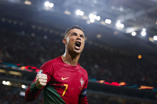 Cristiano Ronaldo và Messi kiếm được bao nhiêu tiền trong năm 2023? - Ảnh 2.