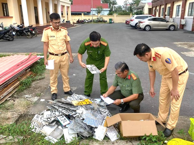 Bạc Liêu: Tiêu hủy lượng lớn biển số, phôi chứng nhận đăng ký xe - Ảnh 1.