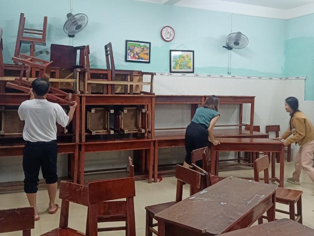 Đà Nẵng: Trường học chìm trong 'biển nước' thầy cô nỗ lực dời vật dụng lên cao - Ảnh 2.