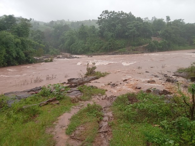 Mưa lũ ngày 14.10: Quảng Trị lụt vùng thấp trũng, Quảng Bình miền núi bị chia cắt - Ảnh 4.