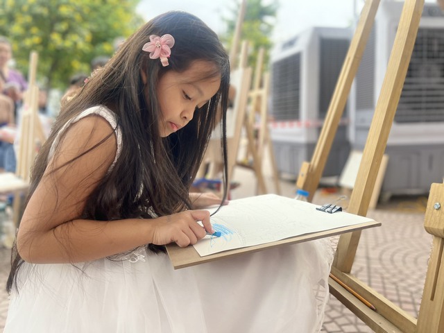 300 thiếu nhi Việt Nam và Quốc tế tham gia cuộc thi vẽ tranh vì hòa bình - Ảnh 2.