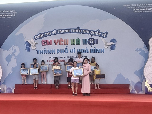 300 thiếu nhi Việt Nam và Quốc tế tham gia cuộc thi vẽ tranh vì hòa bình - Ảnh 1.
