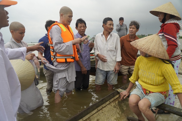 Vượt sông Ô Lâu, cứu trợ bà con vùng thấp trũng nhất tỉnh Quảng Trị - Ảnh 11.