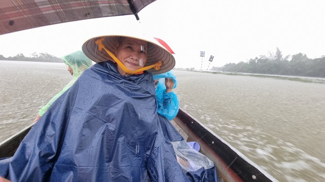 Vượt sông Ô Lâu, cứu trợ bà con vùng thấp trũng nhất tỉnh Quảng Trị - Ảnh 9. Vượt sông Ô Lâu, cứu trợ bà con vùng thấp trũng nhất tỉnh Quảng Trị - Ảnh 9.