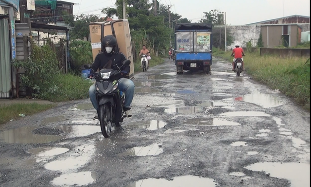 Đường Bà Điểm 4 xuống cấp kiến nghị nhiều năm chưa làm: chúng tôi bị "lãng quên" - Ảnh 2.