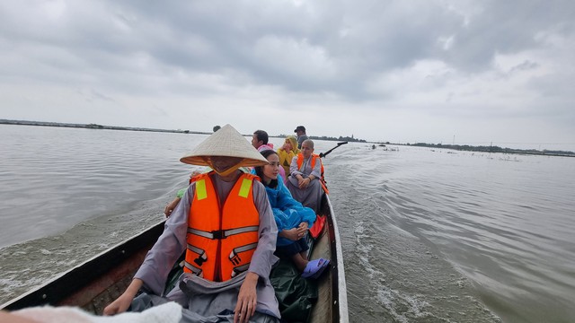 Vượt sông Ô Lâu, cứu trợ bà con vùng thấp trũng nhất tỉnh Quảng Trị - Ảnh 7.